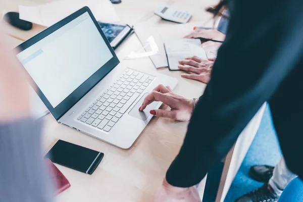 Geschäftsfrau tippt auf Tastatur — Stockfoto