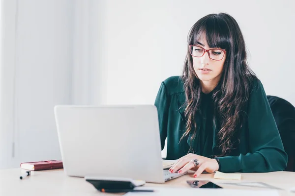 Geschäftsfrau sitzt auf Schreibtisch — Stockfoto