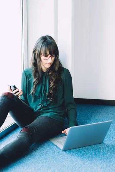 Usinesswoman on floor using computer — Stock Photo, Image