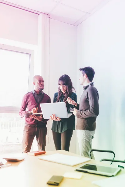 Menschen arbeiten zusammen — Stockfoto