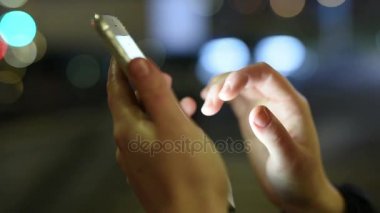 smartphone kullanarak kullanan kadın elinde