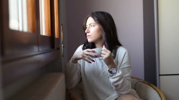 Młoda Wschodnia Kobieta Domu Siedzi Pobliżu Okna Relaksując Się Salonie — Wideo stockowe