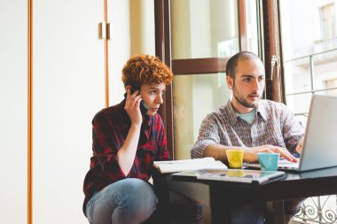 teknolojik aygıtları kullanan kişiler