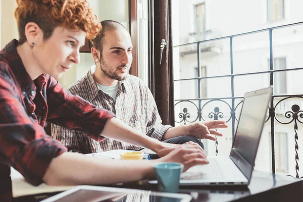 Personas que utilizan dispositivos tecnológicos — Foto de Stock