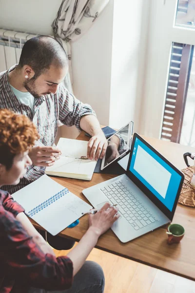 Mensen met behulp van technologische apparaten — Stockfoto