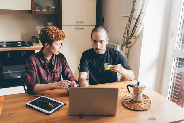 Frau arbeitet mit Computer im Haus — Stockfoto