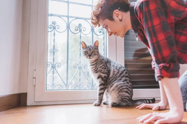 Kadın ve kedi içinde ev — Stok fotoğraf