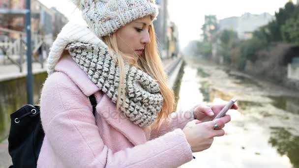 Mujer sosteniendo un smartphone — Vídeos de Stock