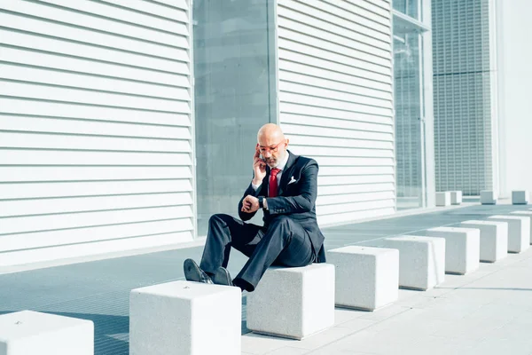 スマート フォンで話している都市のビジネスマン — ストック写真