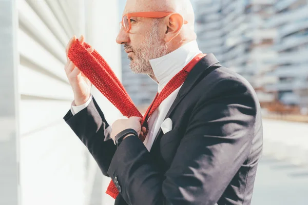 Businessman in city wearing necktie — Stock Photo, Image