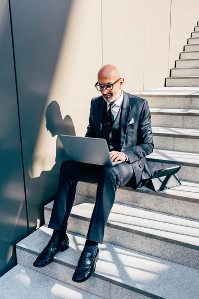 Hombre de negocios multitarea utilizando ordenador y tableta —  Fotos de Stock