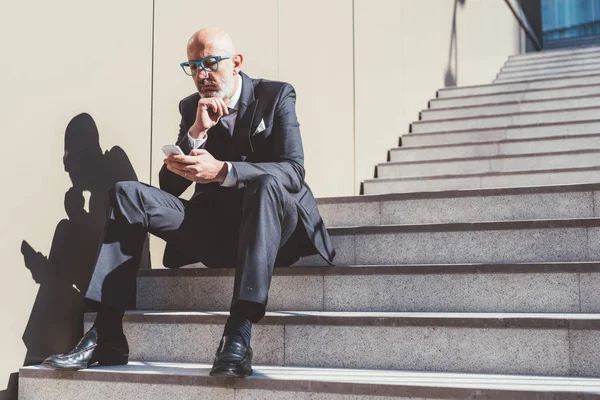 Hombre de negocios en la escalera con teléfono inteligente —  Fotos de Stock