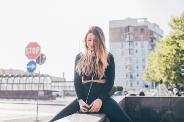 Akıllı telefon kullanan kadın