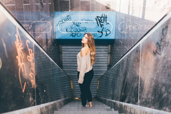 Mulher posando na escada rolante abandonada — Fotografia de Stock