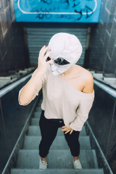 Mujer usando máscara alienígena — Foto de Stock