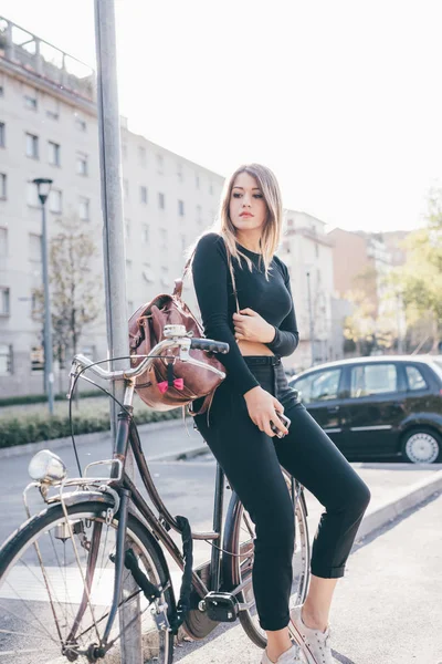 Mulher na bicicleta segurando smartphone — Fotografia de Stock