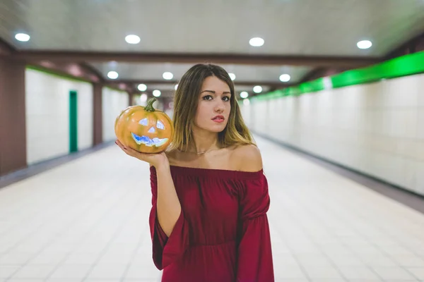 Woman holding an halloween lightning pumpkin — Stock Photo, Image