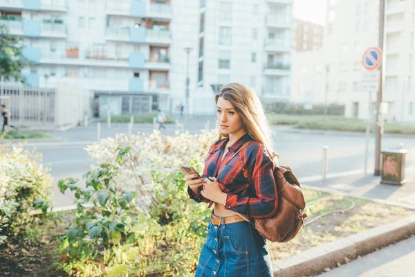 Mulher na cidade usando smartphone — Fotografia de Stock