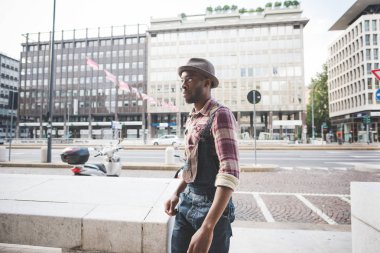 Şehirde açık yürüyen afro adam