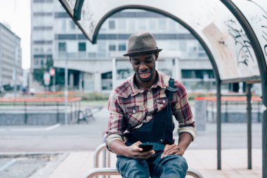 adam akıllı telefon kullanarak açık