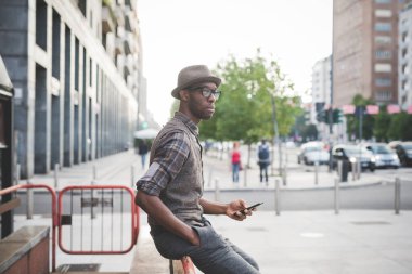 Afro adam akıllı telefon kullanıyor.