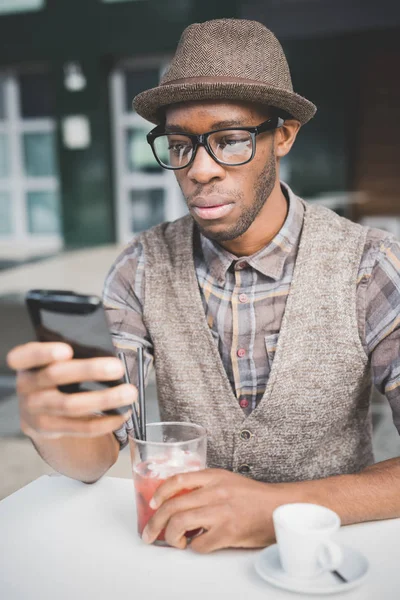 Uomo sul tavolo con smartphone — Foto Stock