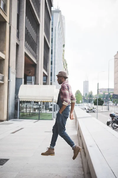 Muž skákání na ulici města — Stock fotografie