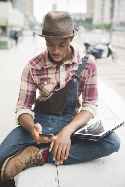 Hombre al aire libre usando teléfono inteligente y tableta —  Fotos de Stock