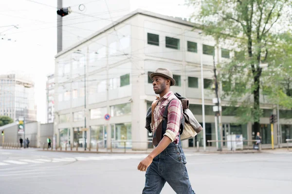 Afro man promenader utomhus i stad — Stockfoto