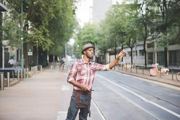 Afro człowiek próbuje wywołać taxi — Zdjęcie stockowe