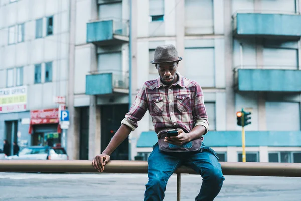 Mann im Freien mit Smartphone — Stockfoto