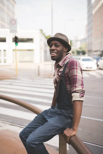 Человек на открытом воздухе в городе улыбается — стоковое фото