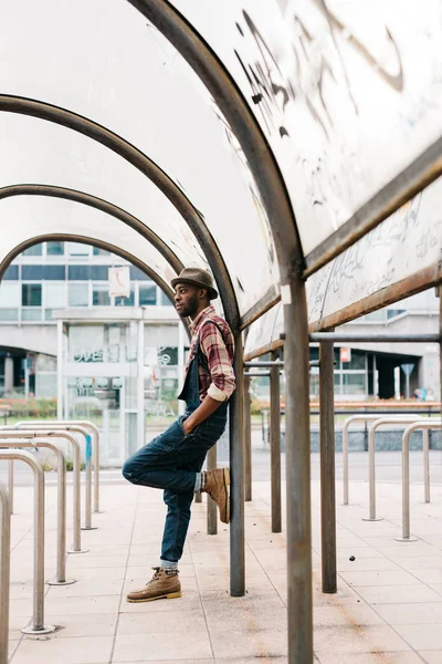 Afro uomo outdoor in città — Foto Stock