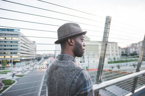 Афро человек гуляет на открытом воздухе в городе — стоковое фото