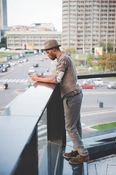 Человек на открытом воздухе с помощью смартфона — стоковое фото