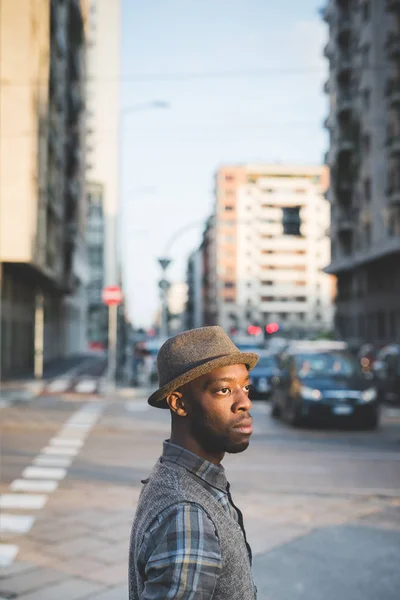 Homme extérieur donnant sérieux — Photo