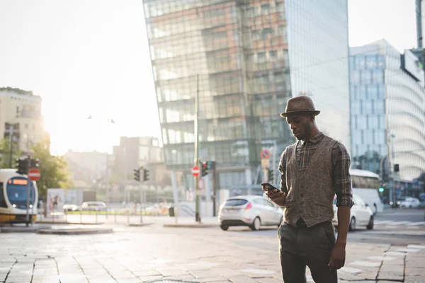 Uomo all'aperto utilizzando smartphone — Foto Stock