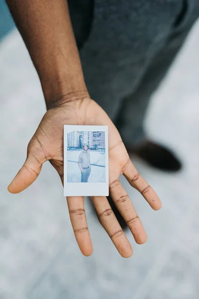 Homem mostrando uma foto de si mesmo — Fotografia de Stock