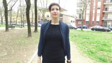 Şehirde yürüyen bir kadın. 