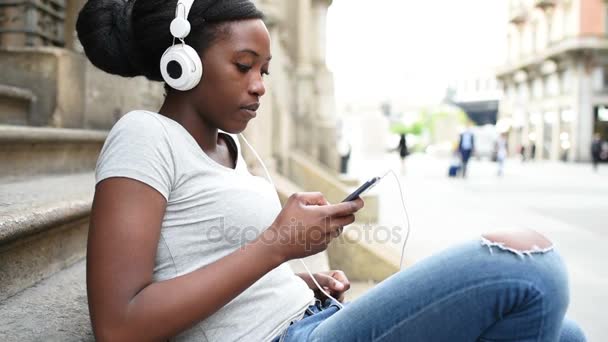 Afro-Frau hört Musik mit Smartphone — Stockvideo
