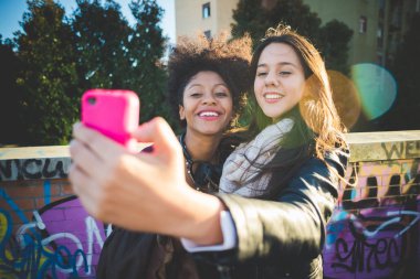 selfie alarak smartphone kullanarak kadın arkadaşlar