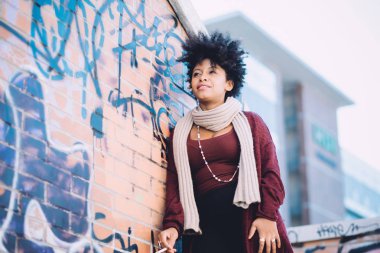 kadın gülümsüyor üzerinde arıyor