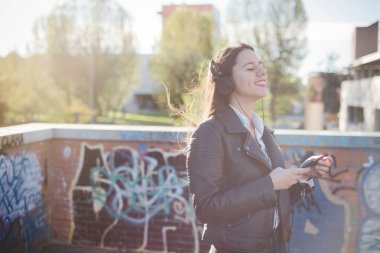 Kulaklıkla müzik dinleyen kadın