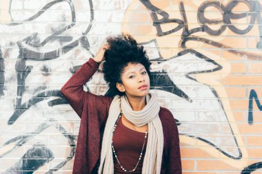 Kameraya bakan kadın.