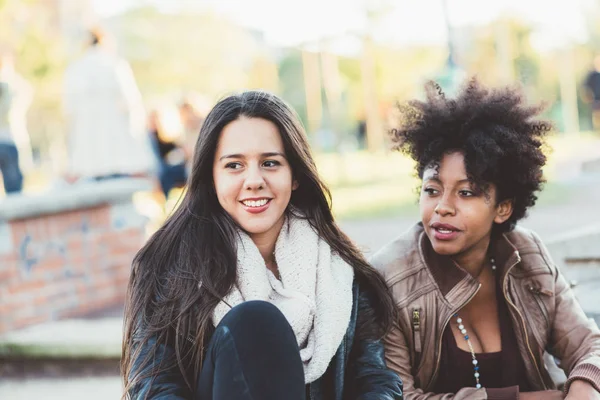 Vrouwen vrienden buiten in stad — Stockfoto