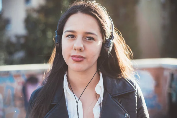 Mulher ouvindo música com fones de ouvido — Fotografia de Stock