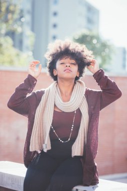 gözleri kapalı olan kadın 