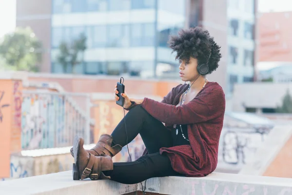 Žena poslouchající hudbu se sluchátky — Stock fotografie