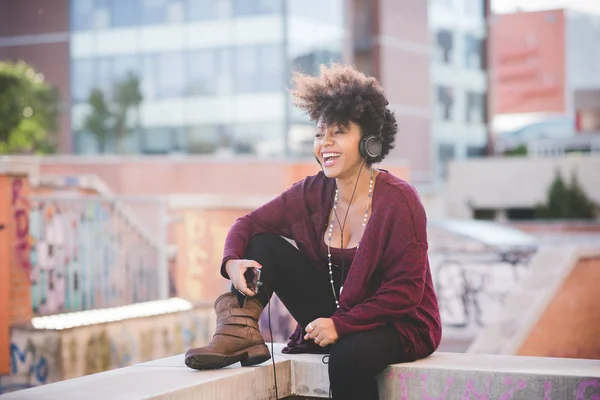 Afro schwarze Frau hört Musik mit Kopfhörern — Stockfoto