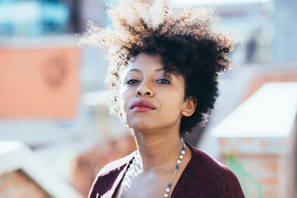 Чорношкіра жінка дивиться рішуче — стокове фото